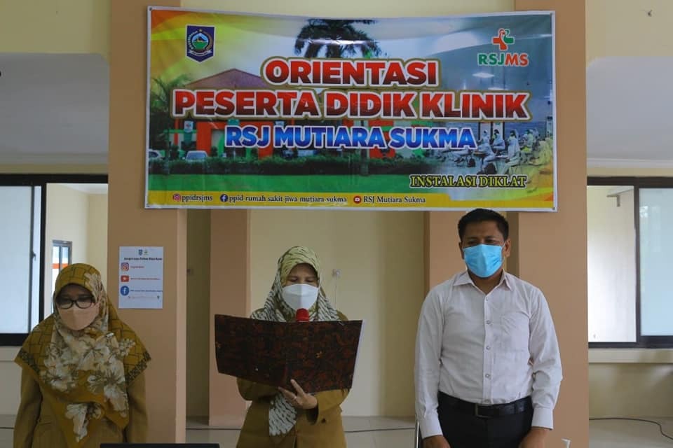 MEMBUKA ACARA ORIENTASI PESERTA DIDIK, DIREKTUR LAKUKAN PENGAMBILAN SUMPAH KERAHASIAAN REKAM MEDIK PASIEN
